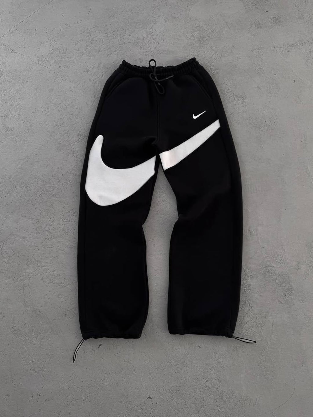 BAGGY NIKE (CROSS LEG)