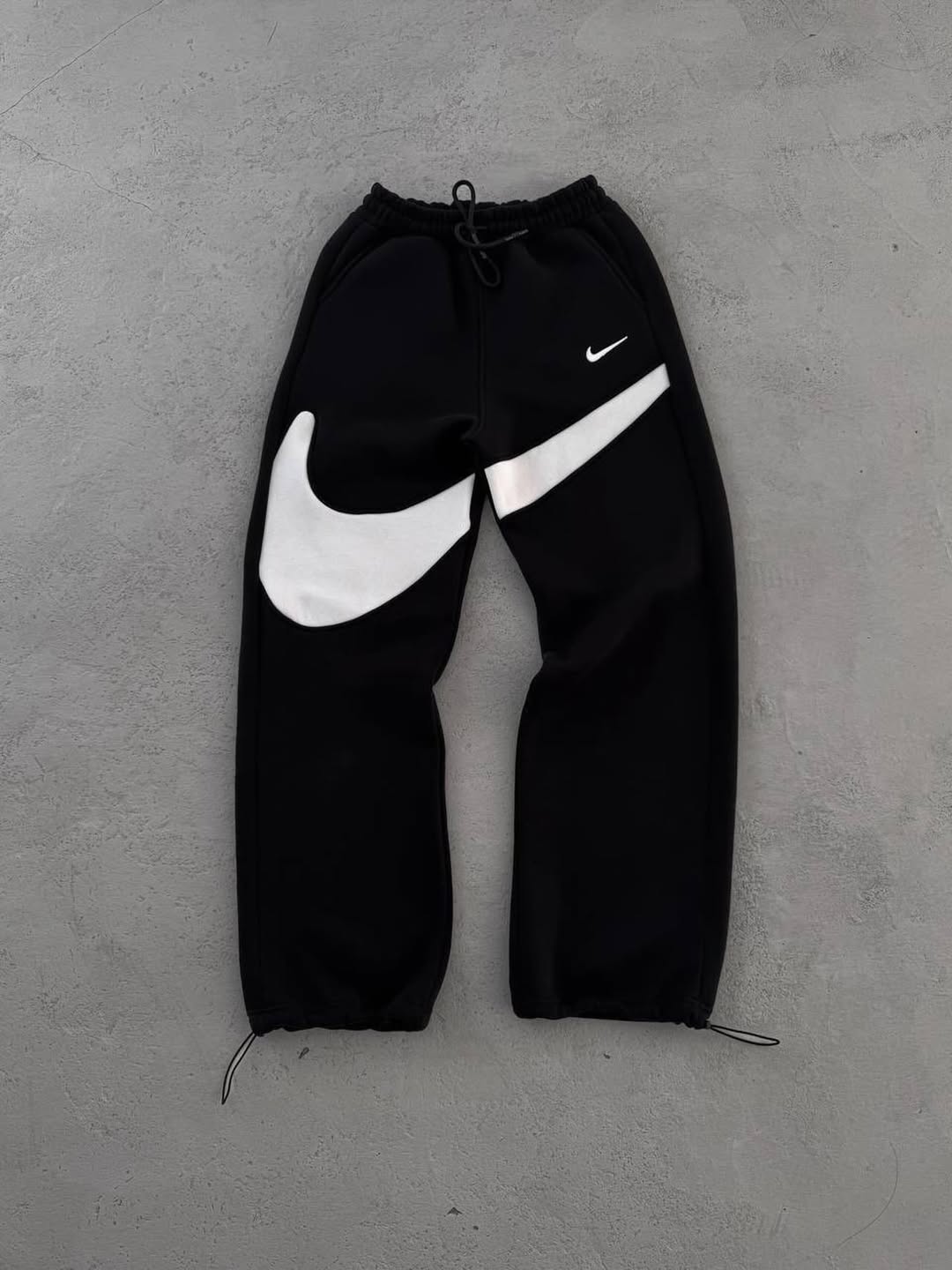 BAGGY NIKE (CROSS LEG)