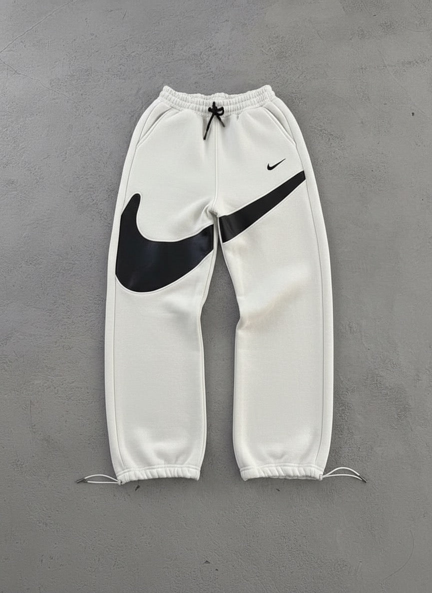 BAGGY NIKE (CROSS LEG)